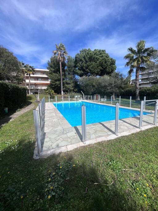 Appartement Avec Terrasse, Vue Jardin Et Piscine 앙티브 외부 사진